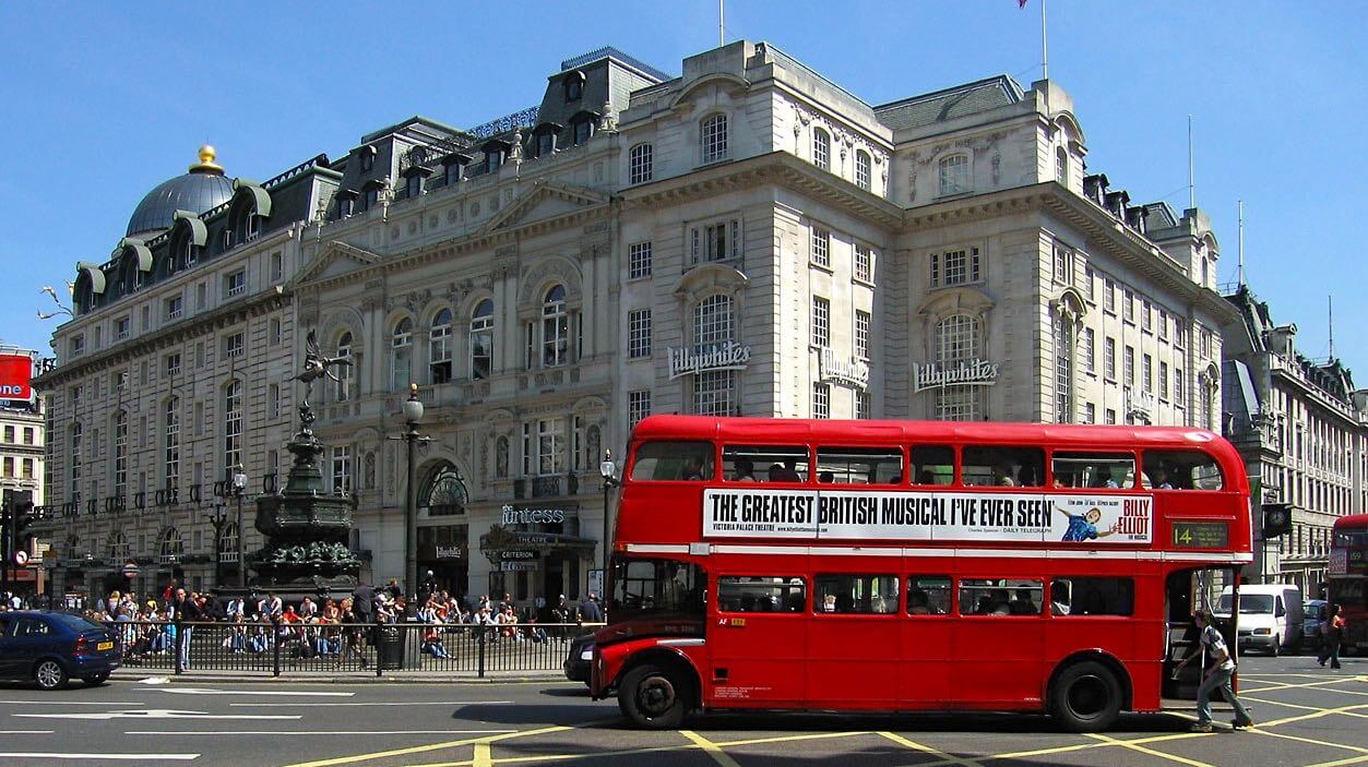 Routemaster_Bus_Piccadilly_Circus1