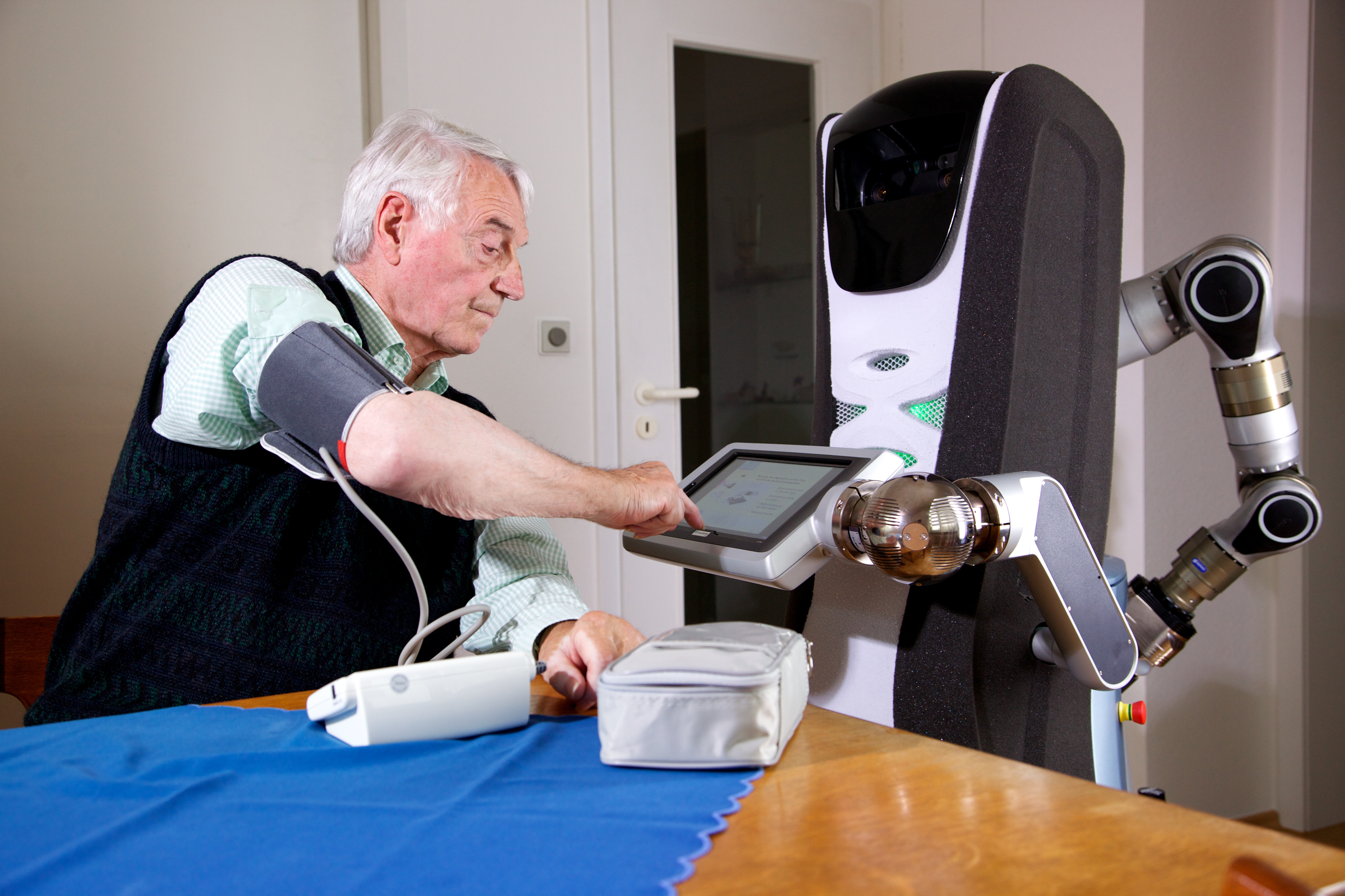 Передача помогали людям. Роботы для пожилых. Пожилые люди и роботы. Роботы помощники пенсионерам. Робот помощник для пожилых людей.